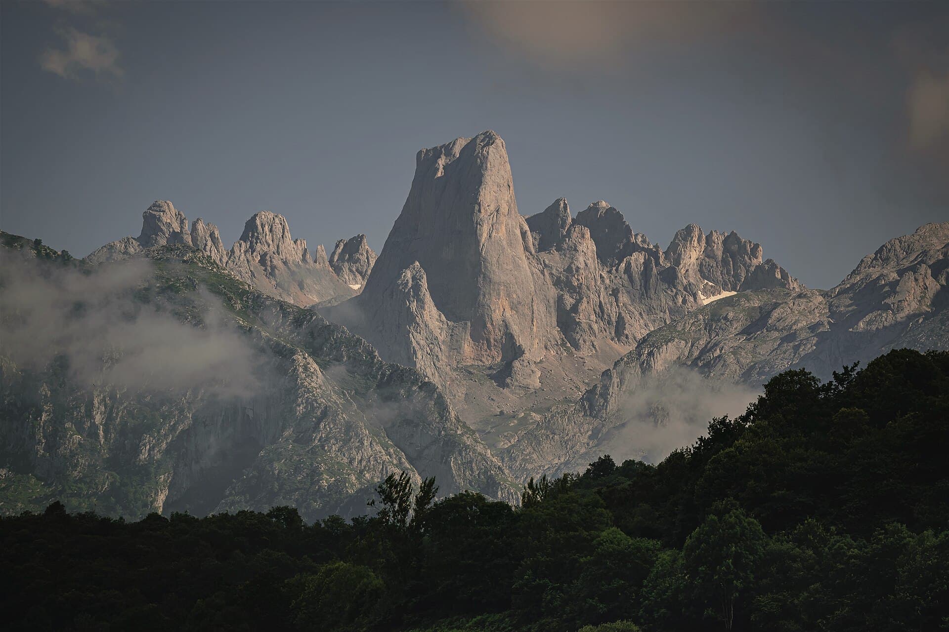 Las cumbres calizas de los Picos de Europa vistas desde un mirador de Asturias