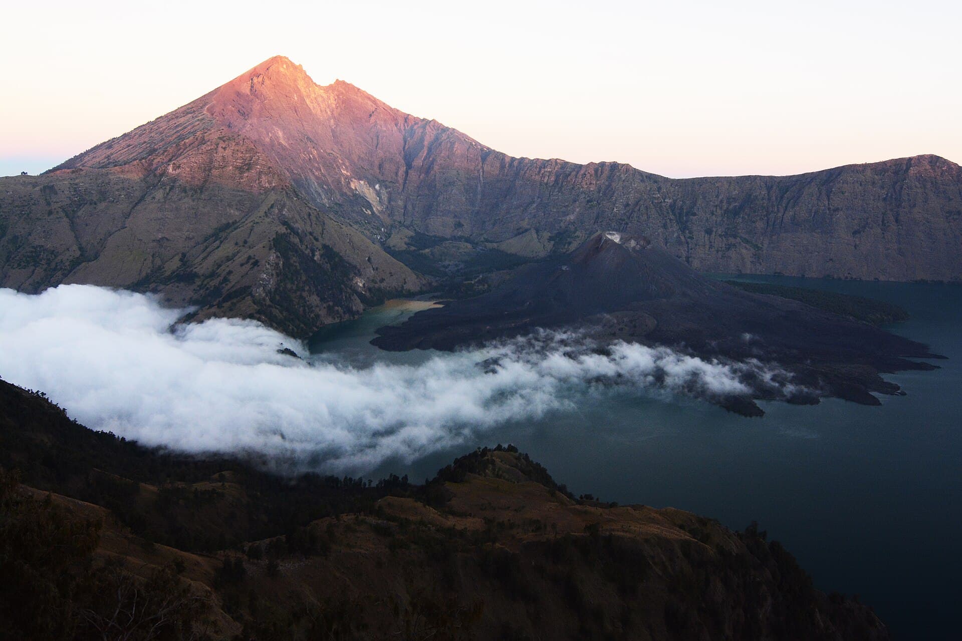 El lago Segara Anak, el cono del Gunung Baru y la cima del Rinjani vistos desde el borde del cráter