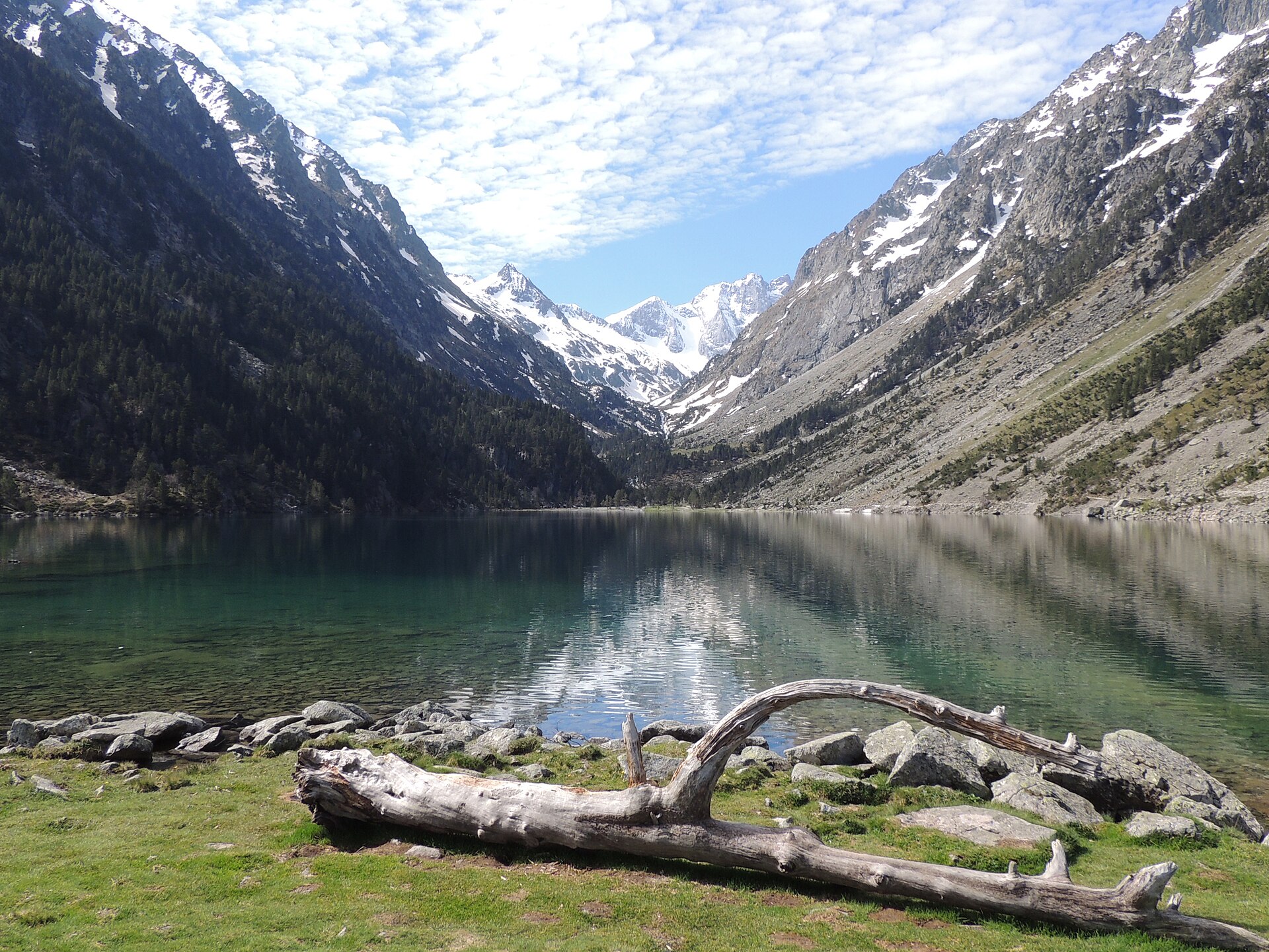 Gaube Lake facing the Vignemale massif